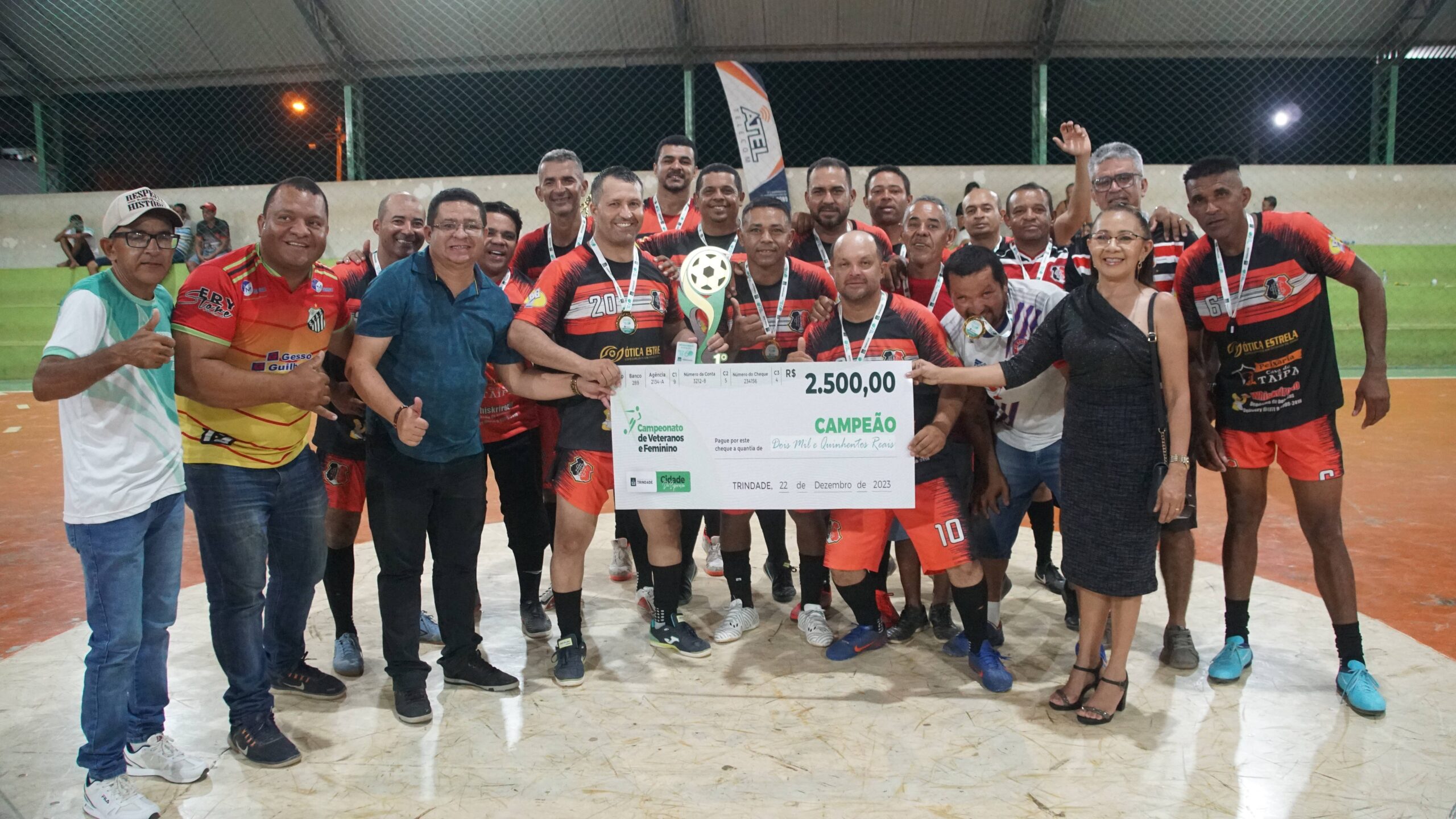 Finais do Campeonato Municipal de Futsal premiam times veteranos e femininos
